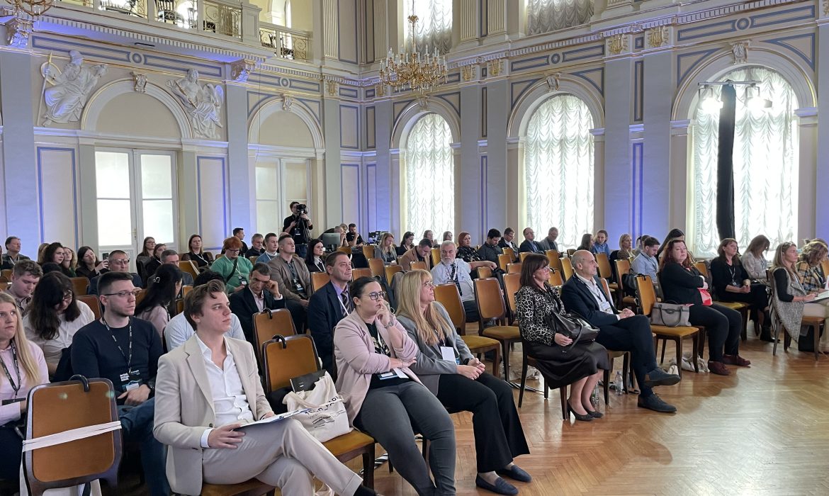 U Hrvatskom narodnom kazalištu u Varaždinu, u srijedu 29. listopada 2025. održana je Voogle konferencija koja je okupila predstavnike tehnološke industrije, akademske zajednice, javne uprave i gospodarstva s ciljem poticanja dijaloga i suradnje svih dionika koji imaju ključnu ulogu u tranziciji prema novim modelima rasta i inovacija.