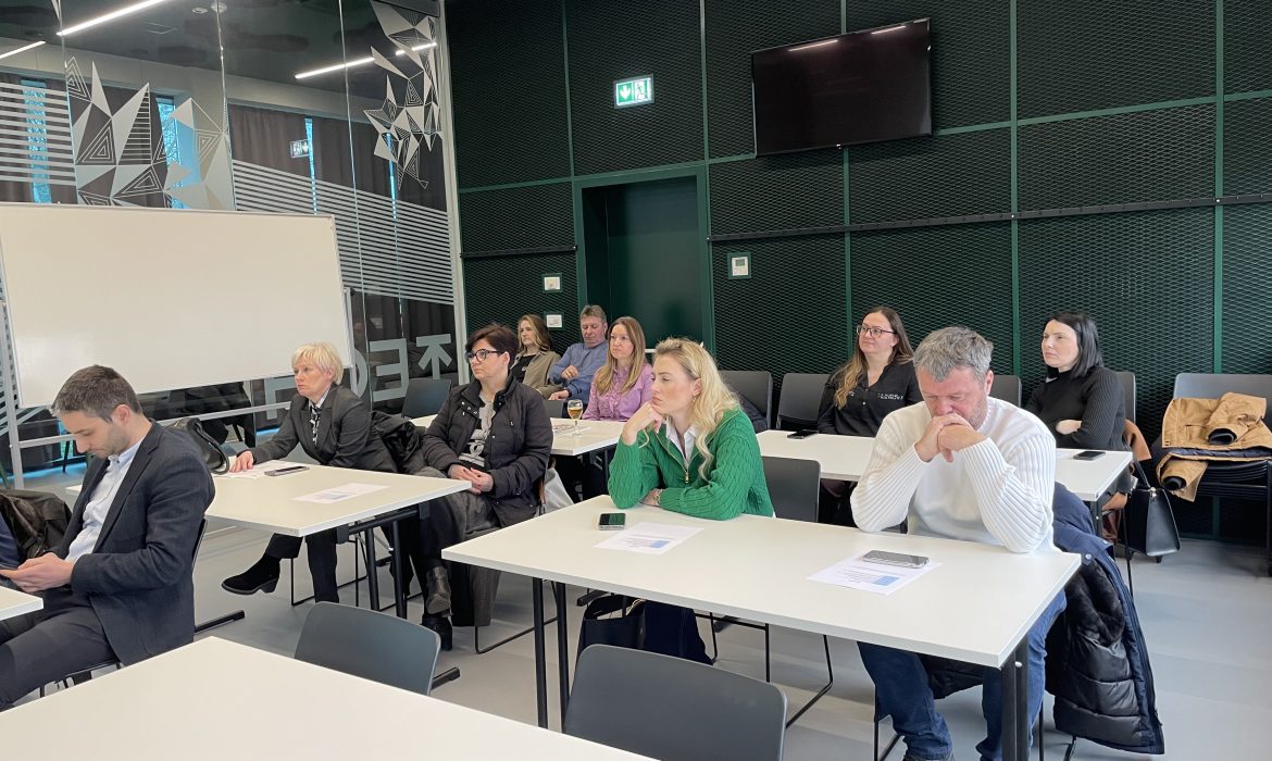 Regionalna energetska agencija Sjever, za predstavnike javne uprave održala je 19. veljače 2026. godine u Varaždinu trening na temu elektromobilnosti i peti sastanak s ključnim lokalnim dionicima projekta Razvoj e-mobilnosti u ruralnim i udaljenim područjima Mediterana (RuralMED Mobility).