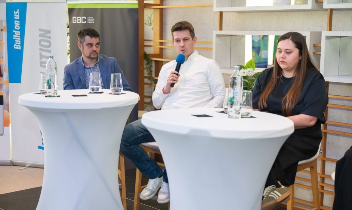 U Šibeniku je od 21. do 23. travnja 2026. godine, u organizaciji Hrvatskog savjeta za zelenu gradnju, održan GBC Connect Forum - Industrija i država u dijalogu za zelenu tranziciju. Trodnevni B2G (Business to Government) događaj okupio je vodeće stručnjake, predstavnike industrije i donositelje odluka s ciljem usklađivanja koraka prema održivoj gradnji, energetici i urbanizmu.